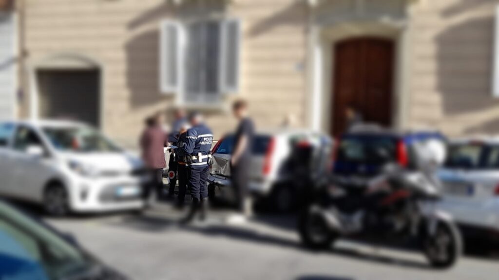Scontro tra due auto con un ferito in via del Bosco