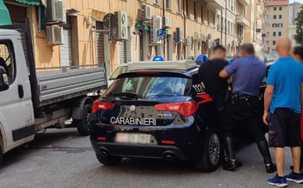 Caos in piazza Cavallotti: nordafricano minaccia commercianti con un coltello