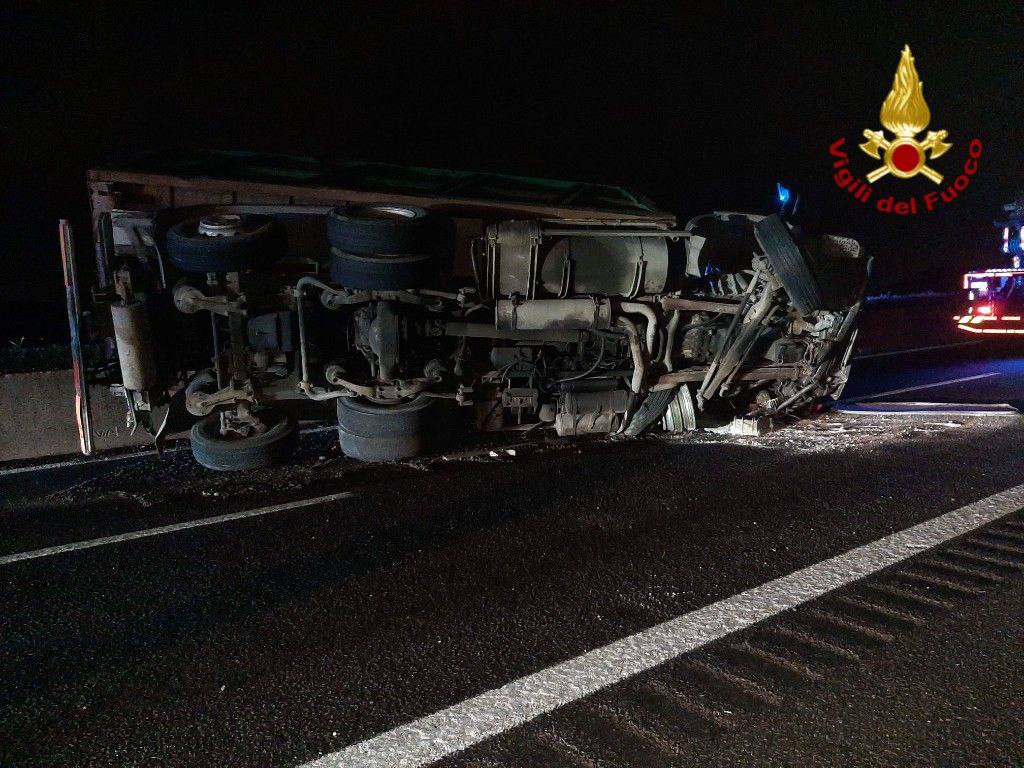 Tragedia sfiorata in autostrada: tir perde il carico sulla corsia opposta
