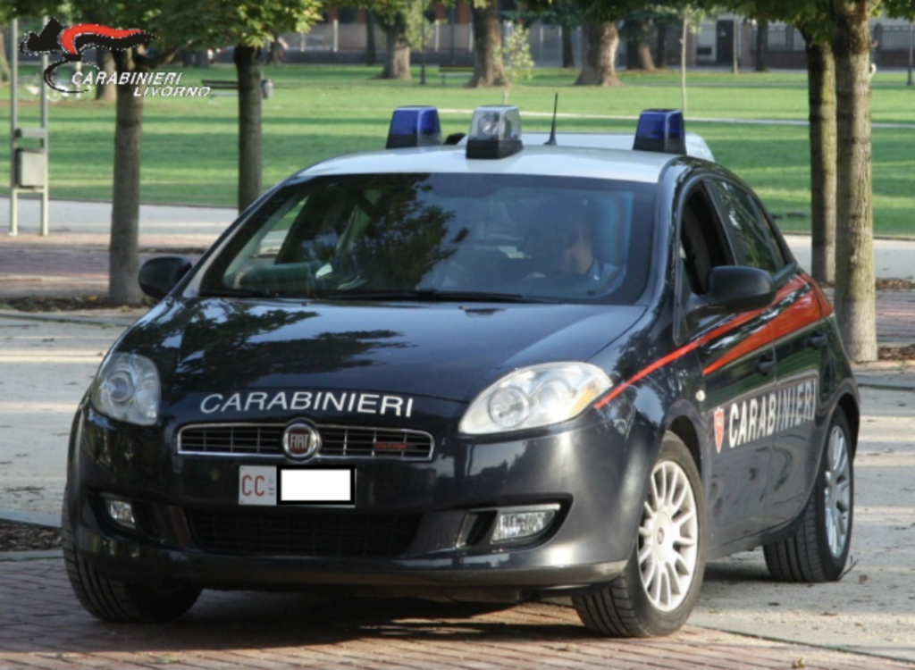Furibondo per una lite danneggia le auto in sosta: fermato e denunciato
