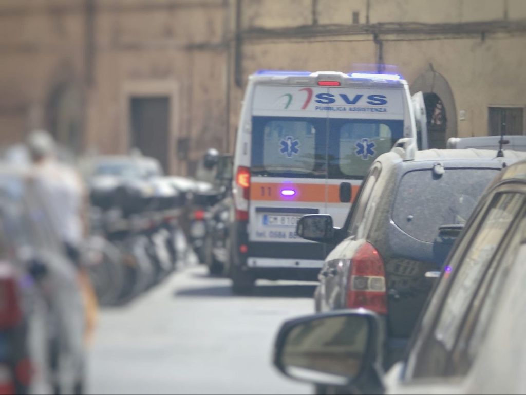 Scontro fra due auto: ferita una donna incinta, fuggito a piedi l’altro automobilista