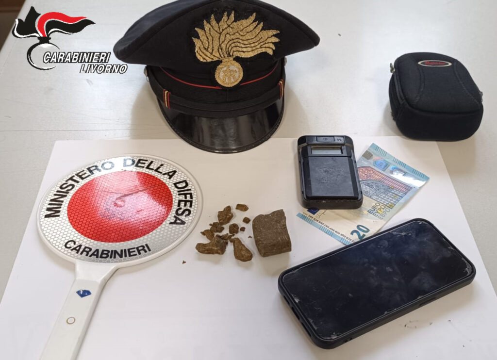 Trovato in possesso di droga, contanti e bilancino: denunciato 28enne
