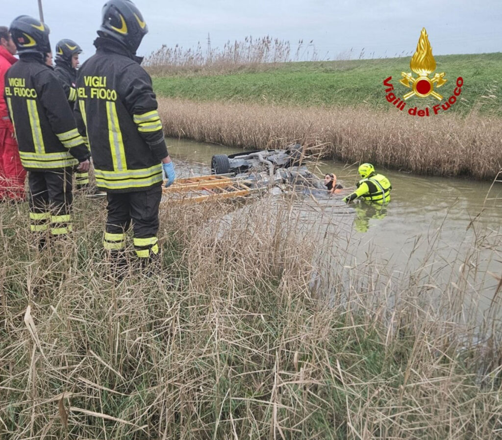 Auto si ribalta e finisce in acqua, deceduto il conducente