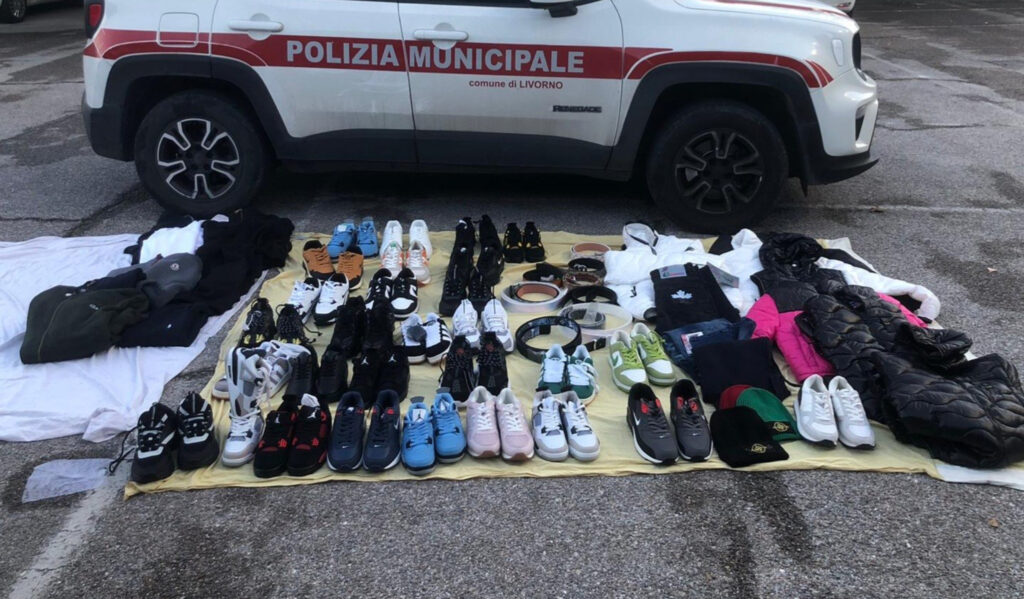 Piazza Cavallotti, sequestrata merce contraffatta